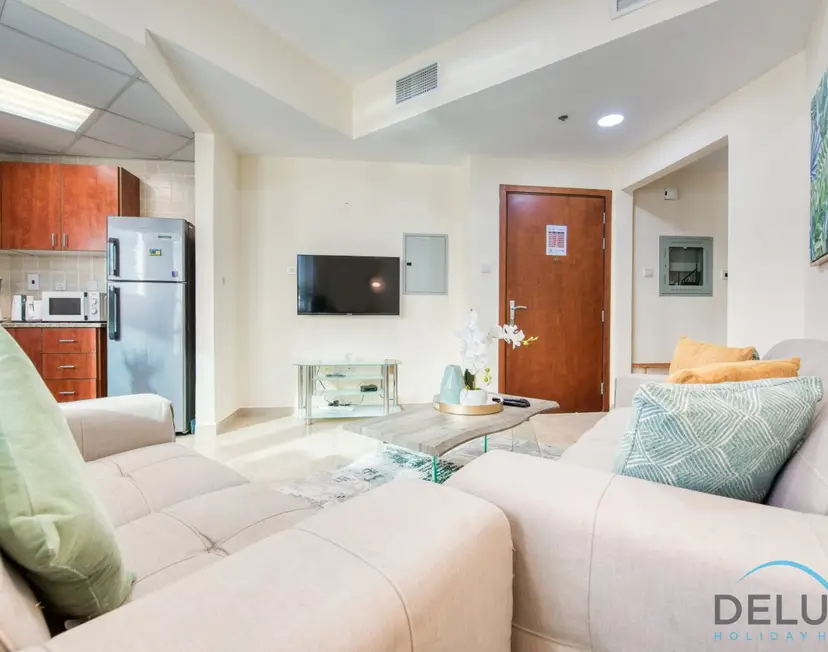 Next to Lake 2-Bedroom Apartment Accessible to Metro — Jumeirah Lake Towers — photo 9