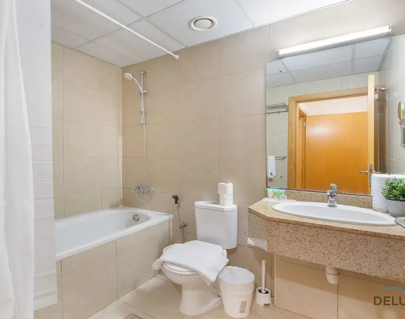 Dazzling 1-Bedroom at Marina Crown — Dubai Marina — photo 16