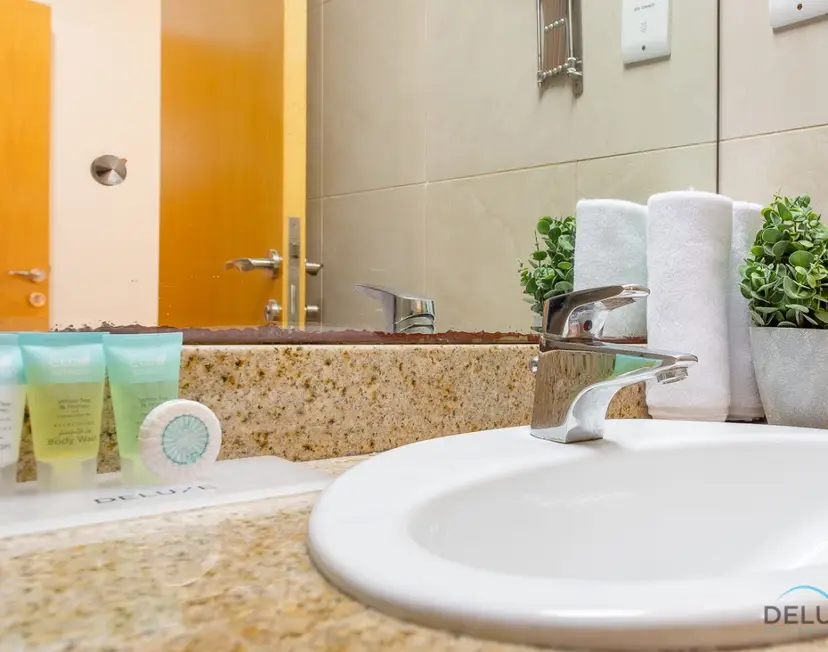 Dazzling 1-Bedroom at Marina Crown — Dubai Marina — photo 17