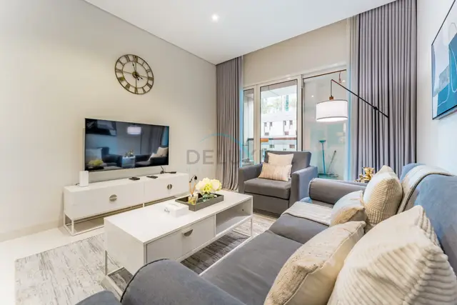 Pool and City View 1-Bedroom — Business Bay