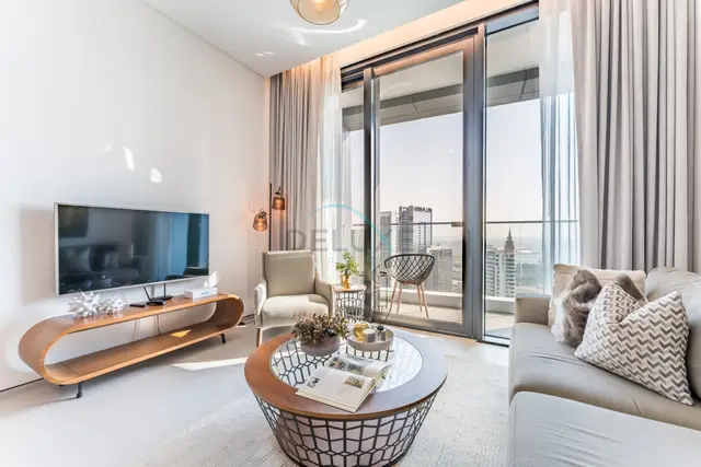 Balcony Facing the Marina with Partial Sea Views — Jumeirah Beach Residence